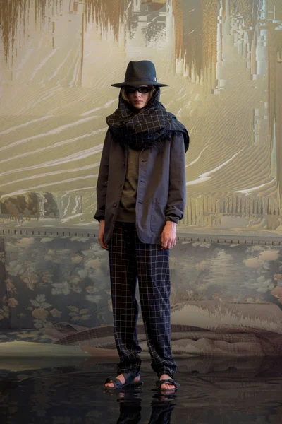 Look 10
